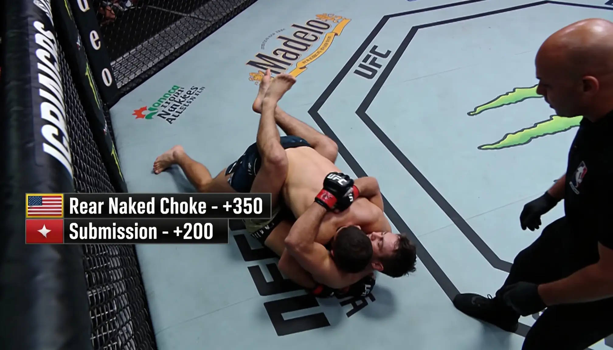 MMA-Kämpfer setzt eine Submission-Technik im Oktagon an